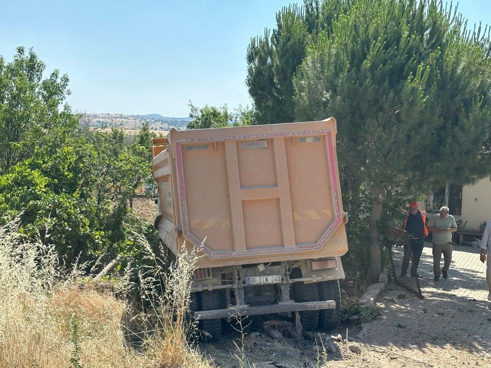 Otomobil ile kamyon çarpıştı: 2 ölü