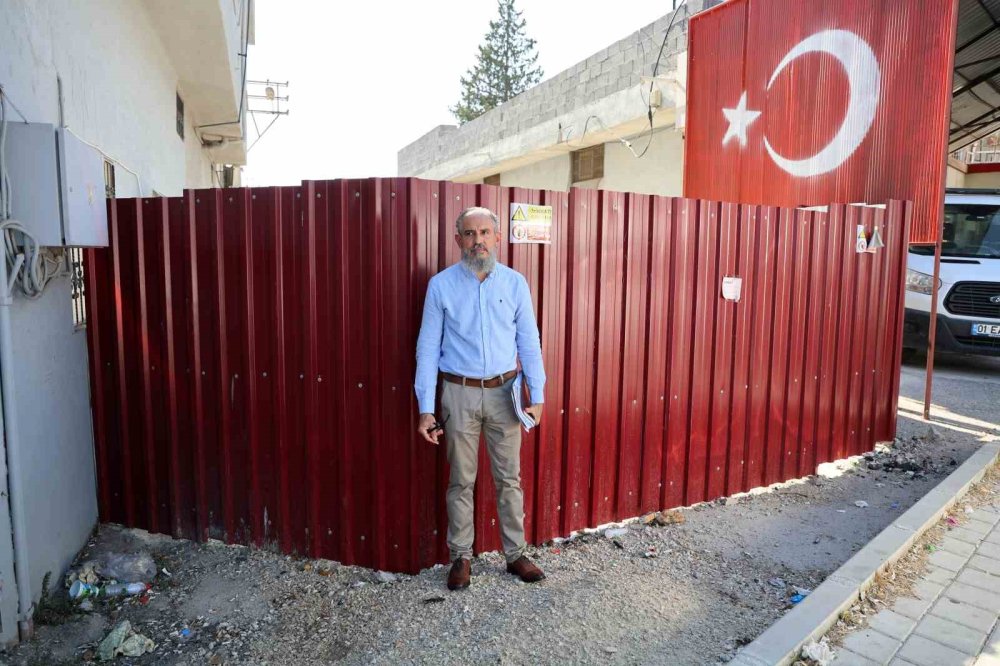 Tapulu arazisi olduğunu söyleyip sokağın girişini kapattı