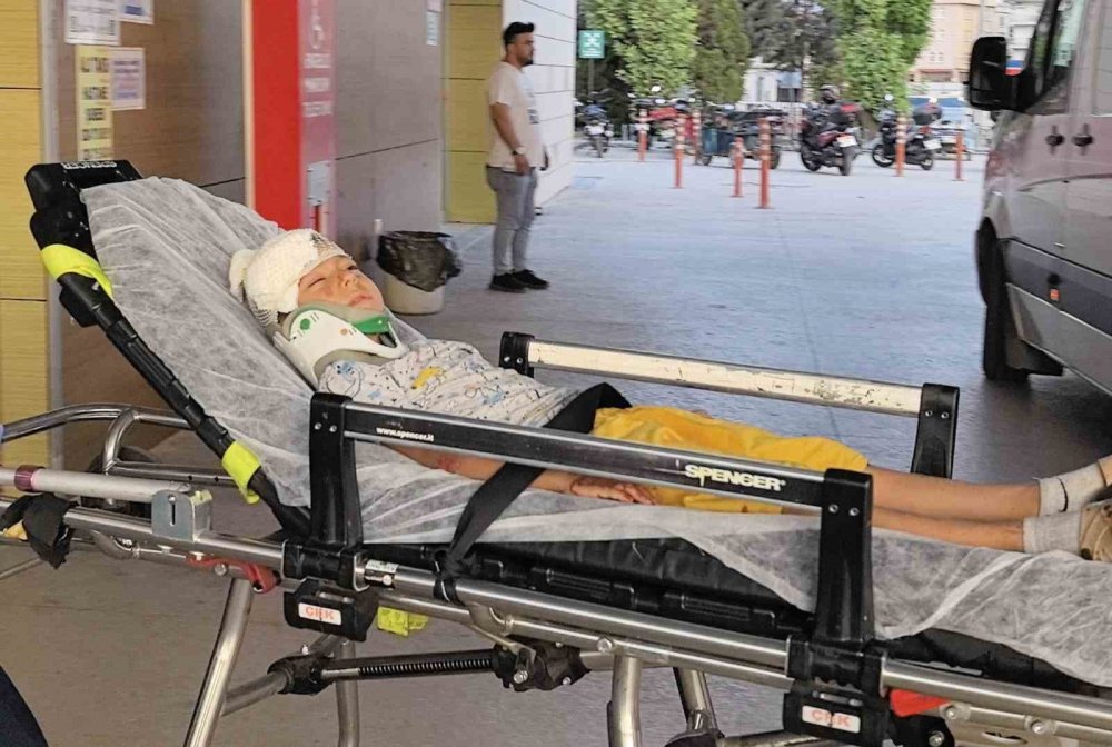 Sürgülü kapının altında kalan çocuk ağır yaralandı