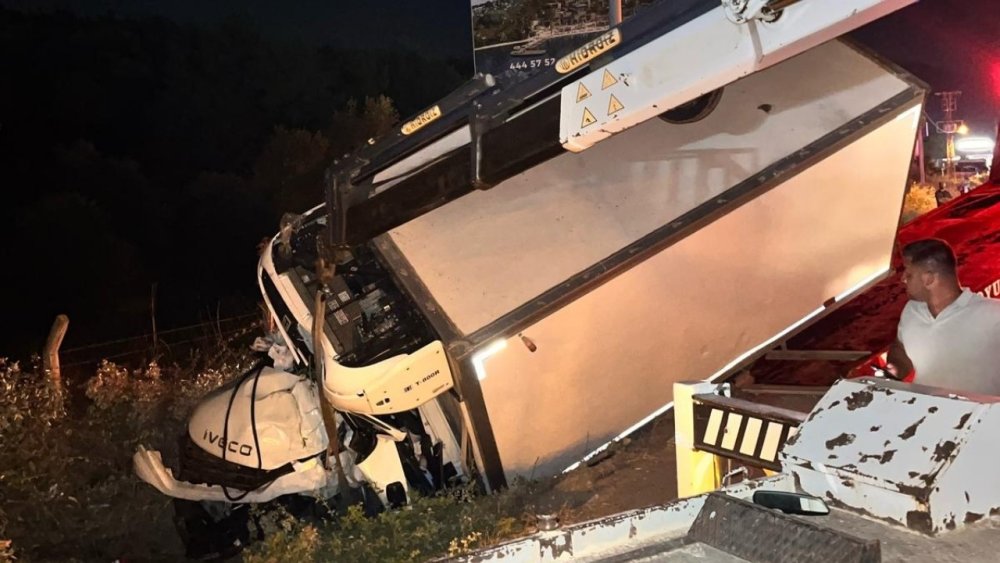 Sürücü direksiyon hakimiyetini kaybetti; 1 ölü, 1 ağır yaralı