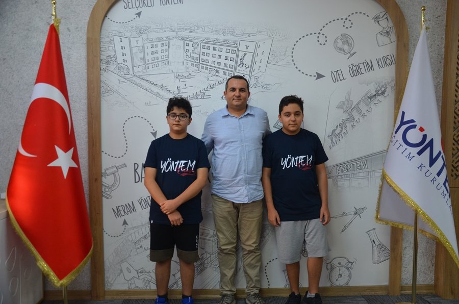 zgur-pazarci-lgs-turkiye-birincisi-ogrenciyleriyle-birlikte-foto.jpg