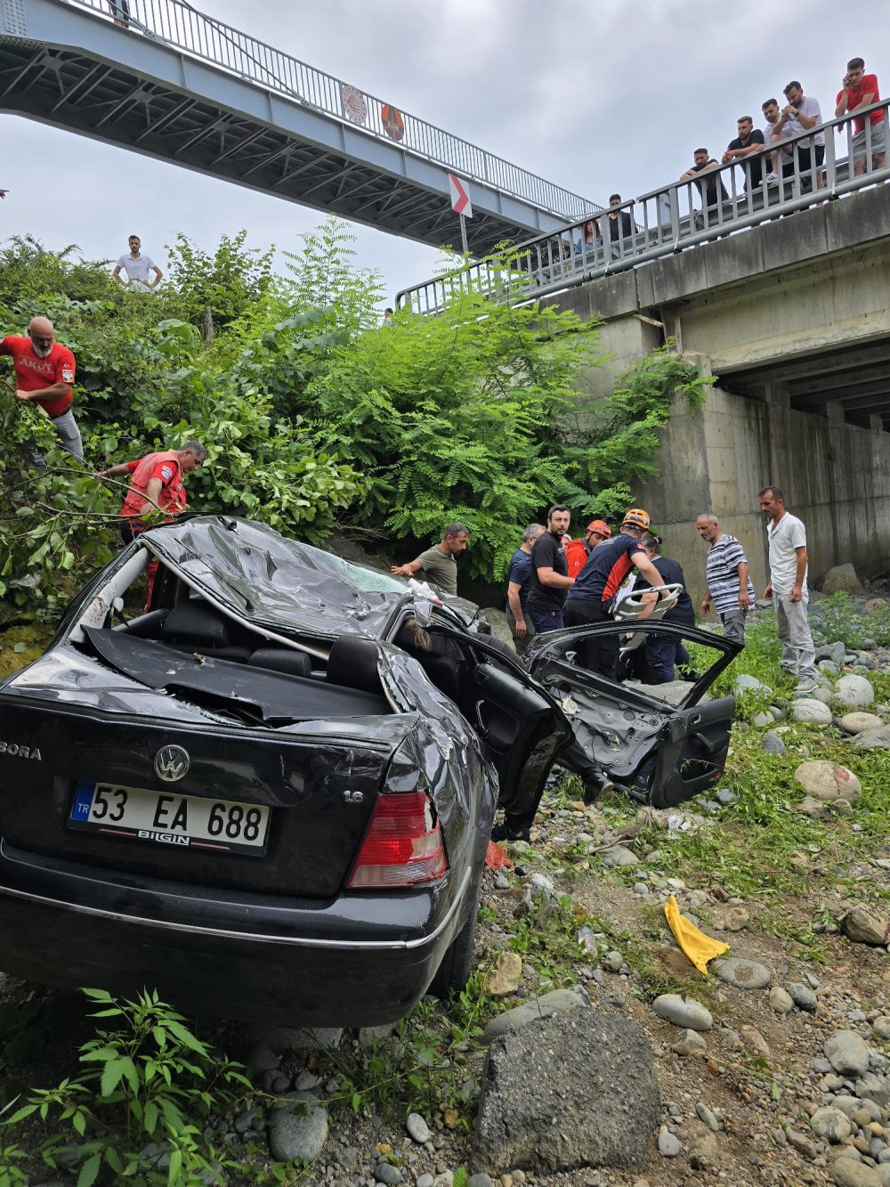 Rize’de iki otomobil çarpıştı: 1 ölü, 8 yaralı