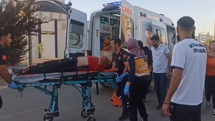 Seyir halindeki minibüsten düşüp, ağır yaralandı