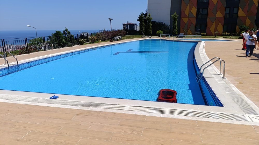 Havuzuna düştü, yoğun bakımda tedaviye alındı