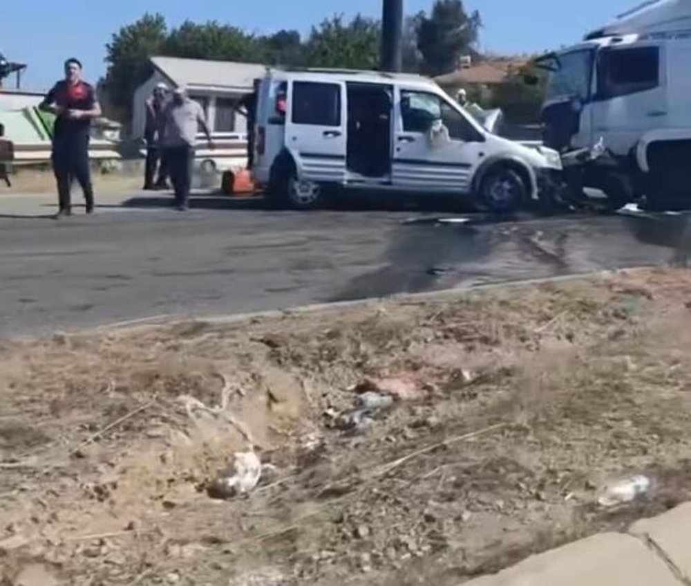 Karşı şeride geçip, TIR'la çarpışan hafif ticari aracın sürücüsü öldü