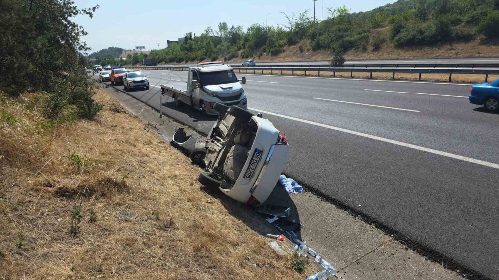 Otoyolda takla atan otomobilde 4 kişi yaralandı