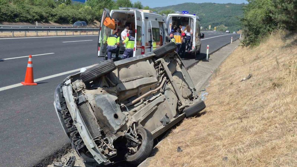 Otoyolda takla atan otomobilde 4 kişi yaralandı