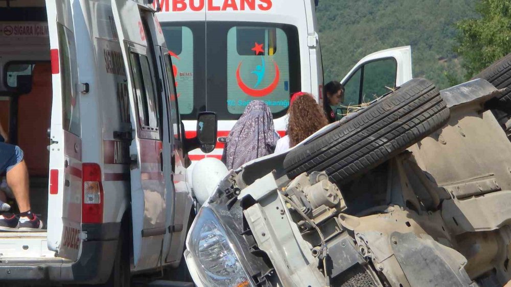 Otoyolda takla atan otomobilde 4 kişi yaralandı