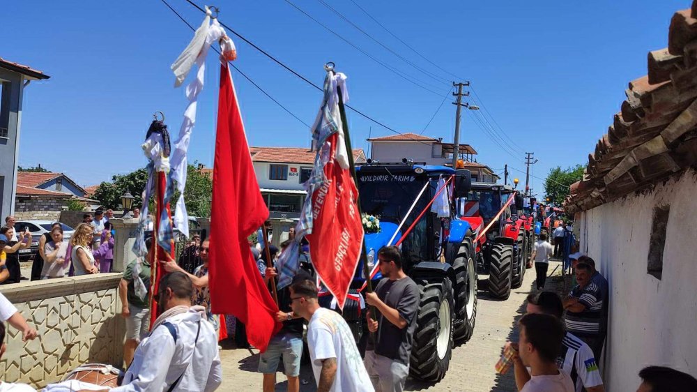 Traktörü gelin arabası yaptılar