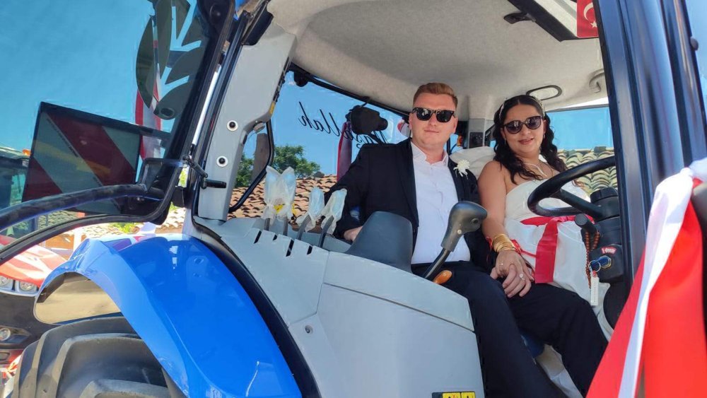 Traktörü gelin arabası yaptılar