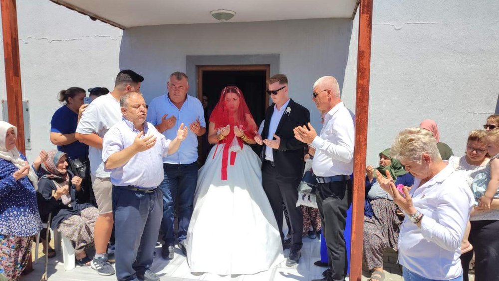 Traktörü gelin arabası yaptılar