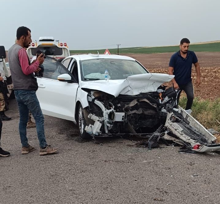 İki otomobil kafa kafaya çarpıştı: 5 yaralı