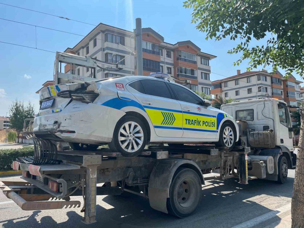 Kazayı inceleyen polisin aracına kontrolden çıkan otomobil çarptı: 1’i polis 3 yaralı
