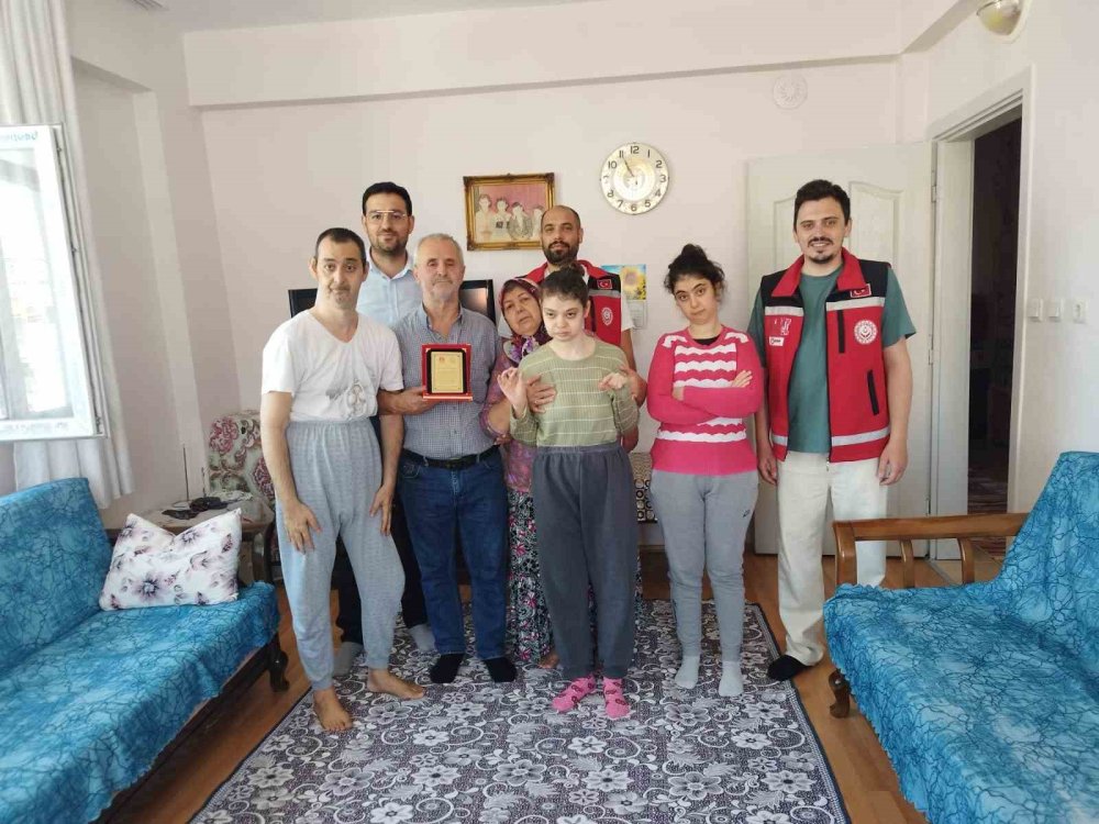 Konya'da 50 yıllık evli çifte çifte teşekkür plaketi