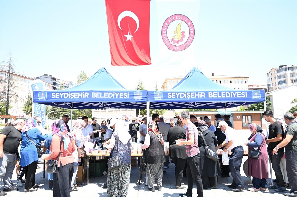 seydisehir-ilcesinde-vatandaslara-asure-ikram-edildi-1.jpg