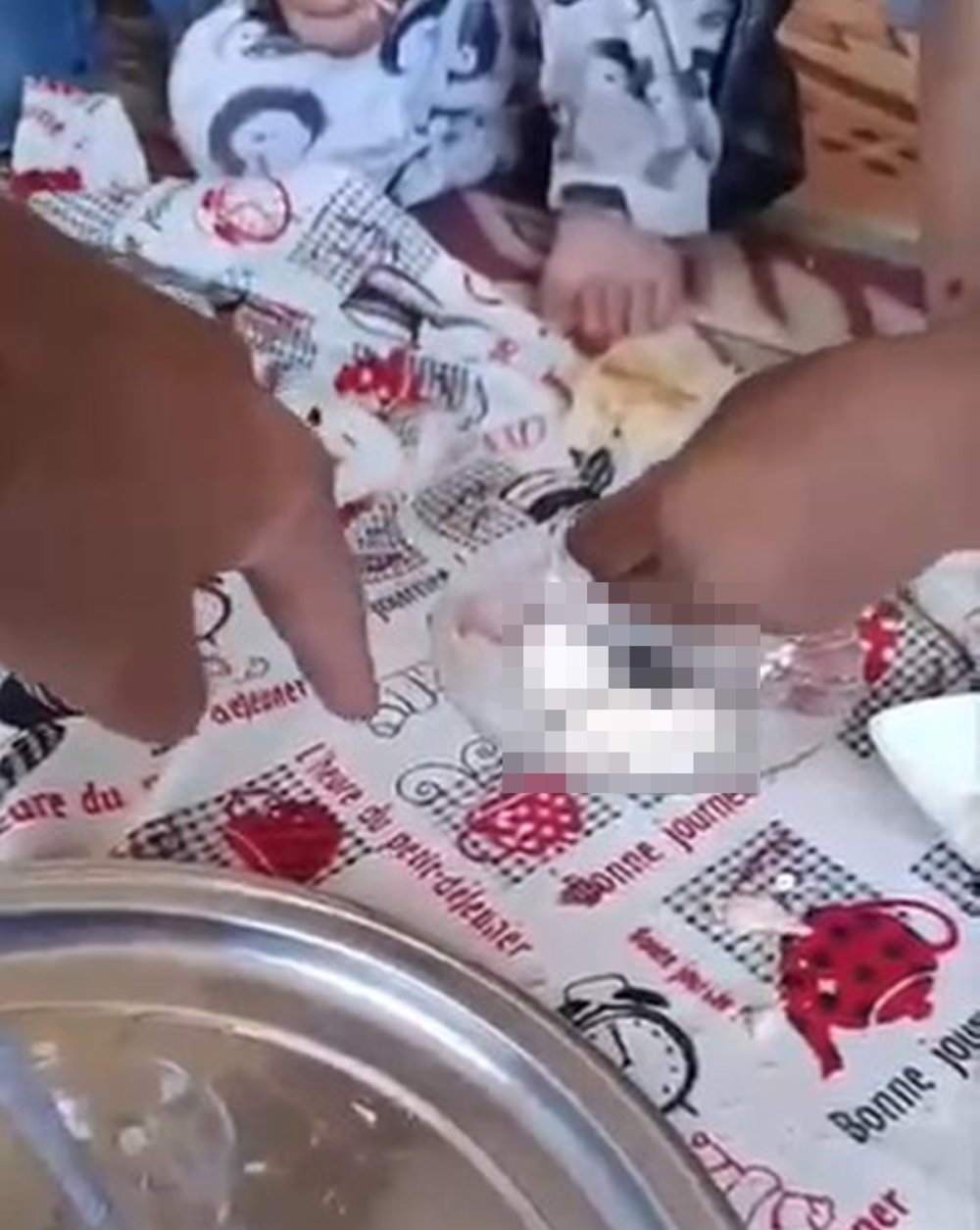 4 çocuğa hayvan dışkısı yedirdiği iddia edilen üvey ağabey gözaltına alındı