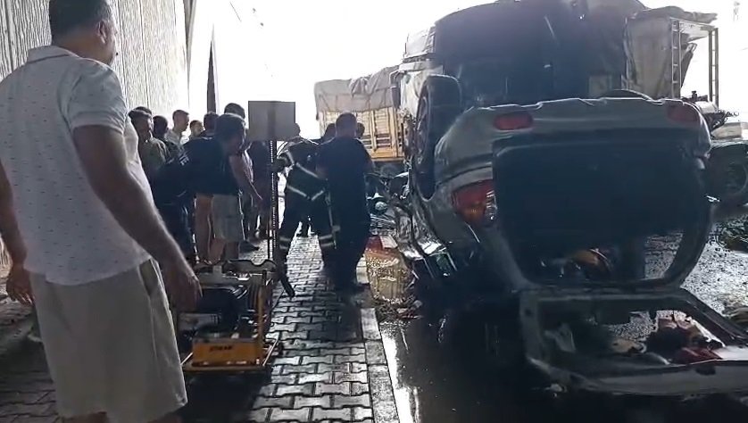 Karşı yöne geçen otomobil, TIR'a çarptı; 3 ölü, 5 yaralı