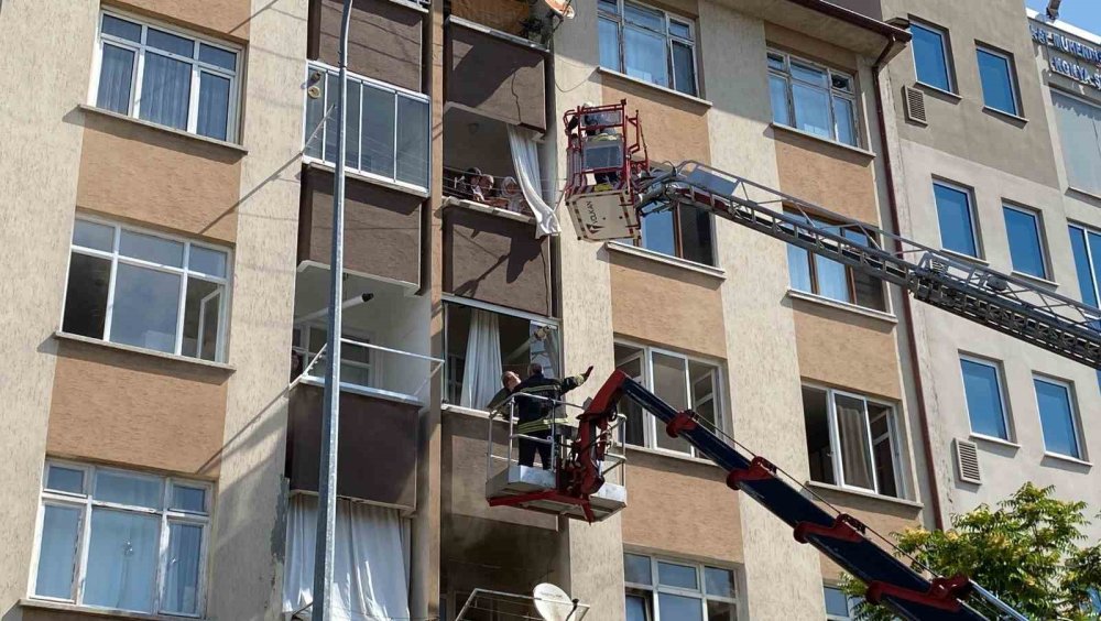 Konya’da merkezde 5 katlı apartmanda yangın!