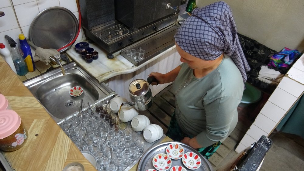 Bu mahalleyi yılda bir gün kadınlar yönetiyor