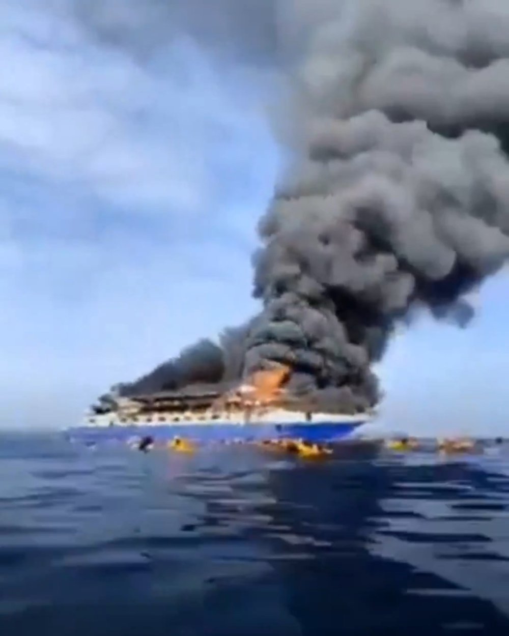 Endonezya'da yolcu gemisinde yangın: 3 ölü