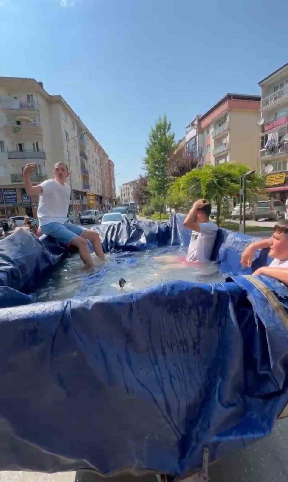 Römorku havuz yapıp şehir turu attılar