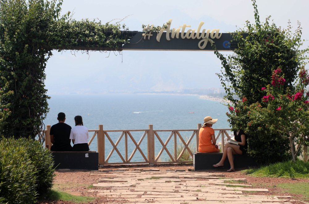 Sıcaklık 44 dereceyi bulunca sahiller doldu