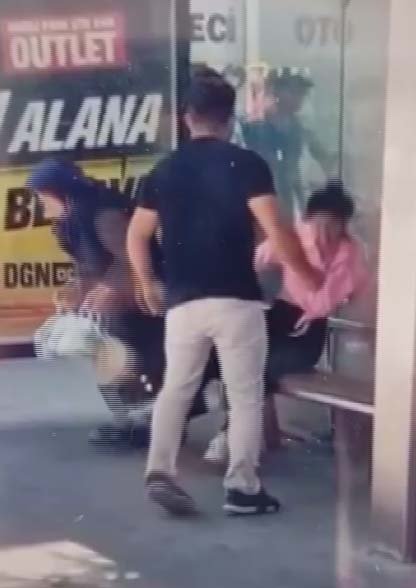 Komşusunun kızını otobüs durağında tornavida ile yaraladı