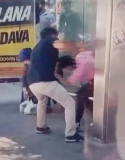 Komşusunun kızını otobüs durağında tornavida ile yaraladı