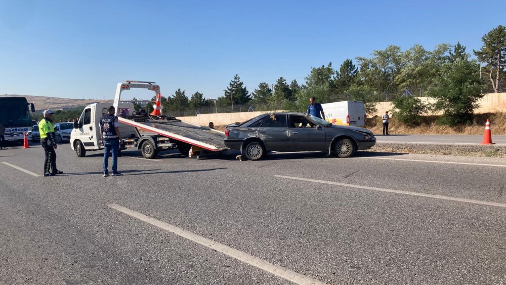 Kamyonet yolcu otobüsüne çarptı; 2 ölü,1 yaralı