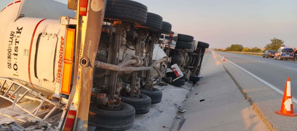 Konya'da gece yarısı kaza! Bariyerlere çarpıp devrildi... Şoför hayatını kaybetti