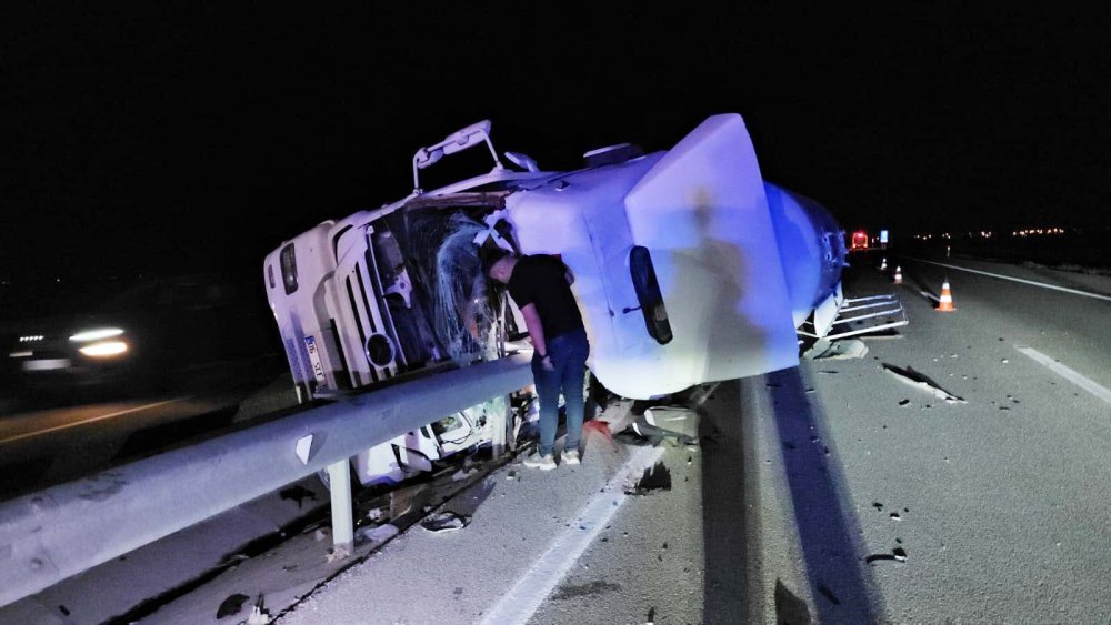 Konya'da gece yarısı kaza! Bariyerlere çarpıp devrildi... Şoför hayatını kaybetti