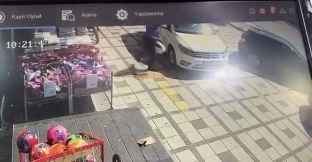 Konya'da poşetleriyle uğraşırken otomobilin altında kaldı
