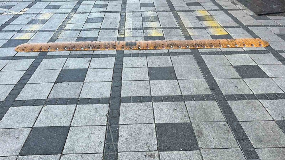 Konya'da poşetleriyle uğraşırken otomobilin altında kaldı