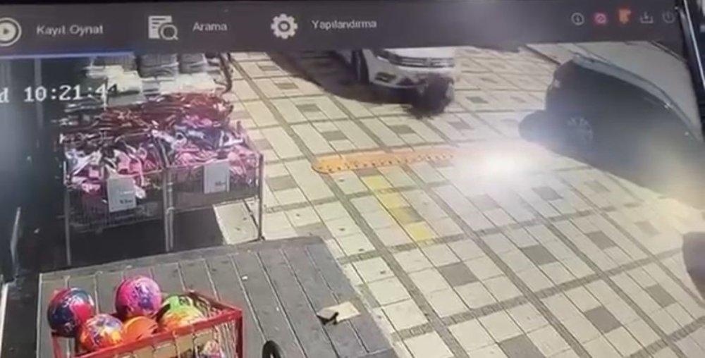 Konya'da poşetleriyle uğraşırken otomobilin altında kaldı