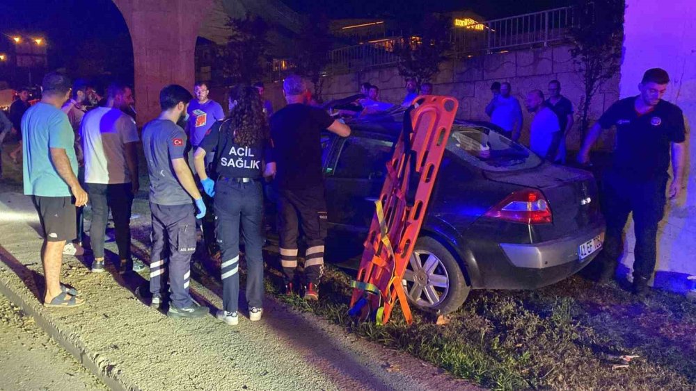 Köprü ayağına çarpan otomobil hurdaya döndü: 2 ağır yaralı