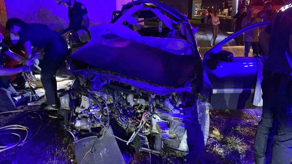 Köprü ayağına çarpan otomobil hurdaya döndü: 2 ağır yaralı