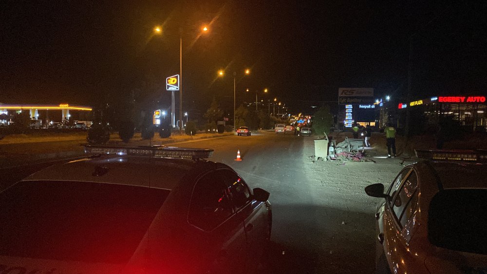 Otomobil ile 3 tekerlekli motosiklet çarpıştı; 3 yaralı