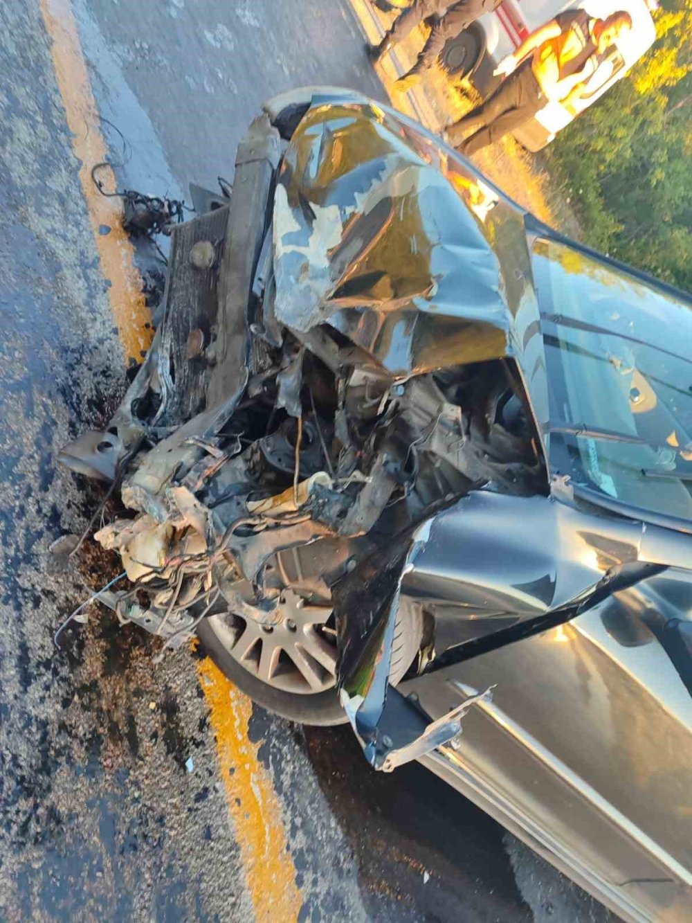 İki otomobil kafa kafaya çarpıştı: 4 yaralı