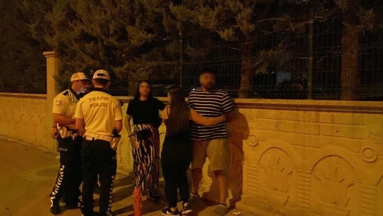 Konya'da polisten kaçan ehliyetsiz alkollü sürücünün yakınları gazetecilere saldırdı