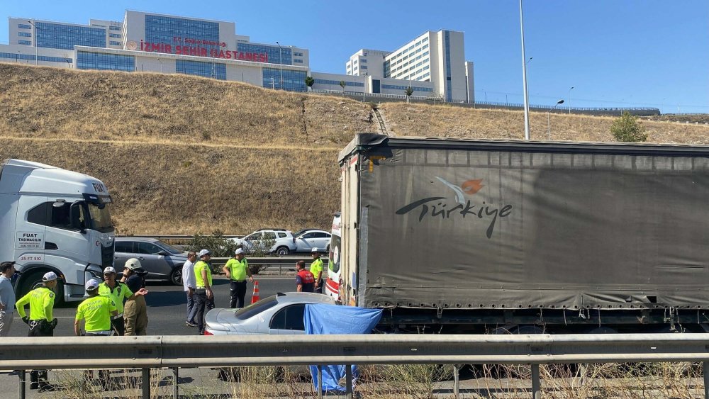 Otomobil, TIR’a çarptı: 1 ölü, 1 yaralı