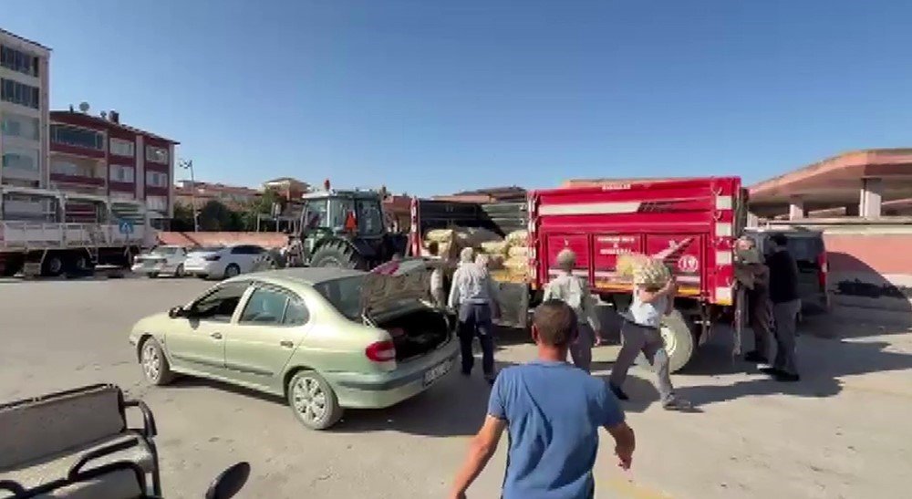 Genç çiftçi, patatesi halka ücretsiz dağıttı