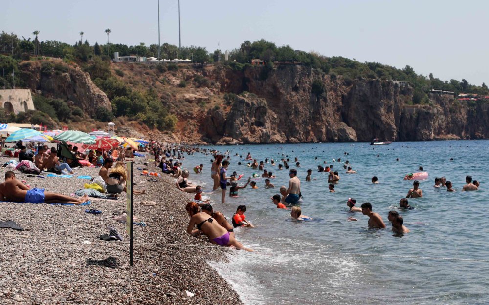 Nem yüzde 80'e ulaştı, sahiller doldu