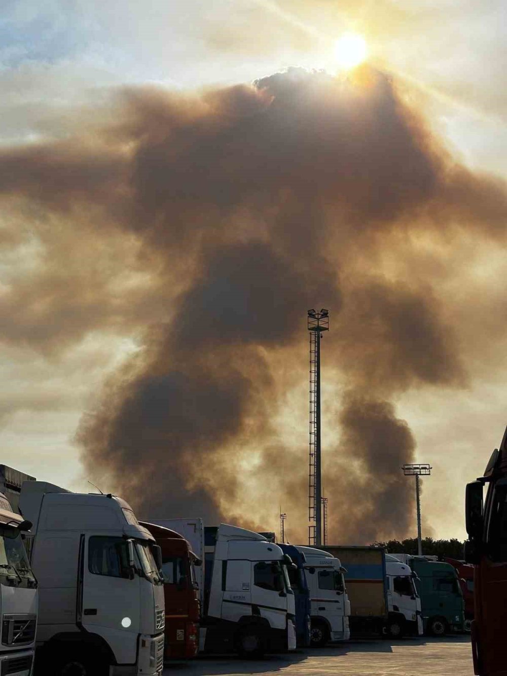 Yangın Türkiye sınırına dayandı