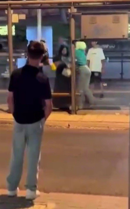 Konya merkezde genç kızların kavgası kamerada