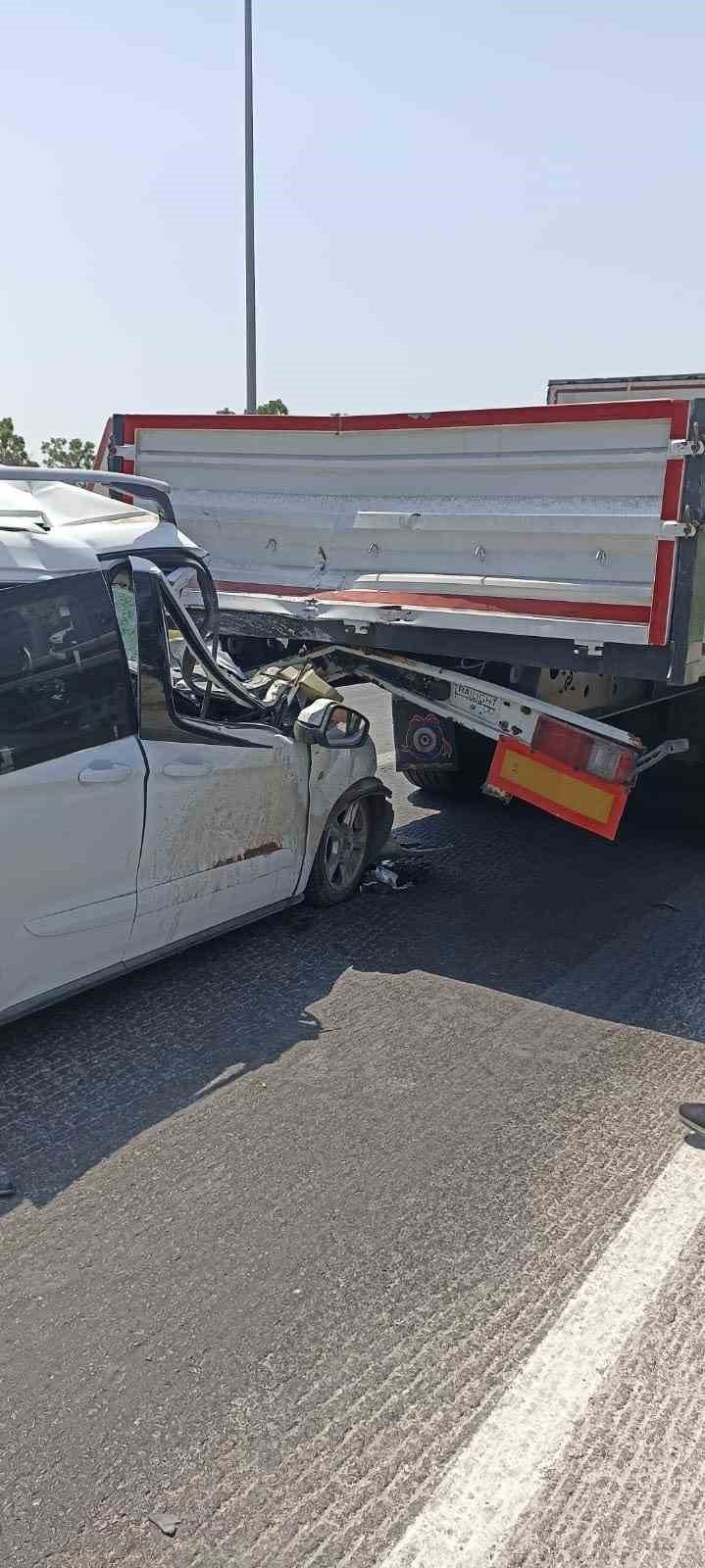 Konya'da tıra arkadan çarpan otomobilin sürücüsü ağır yaralandı