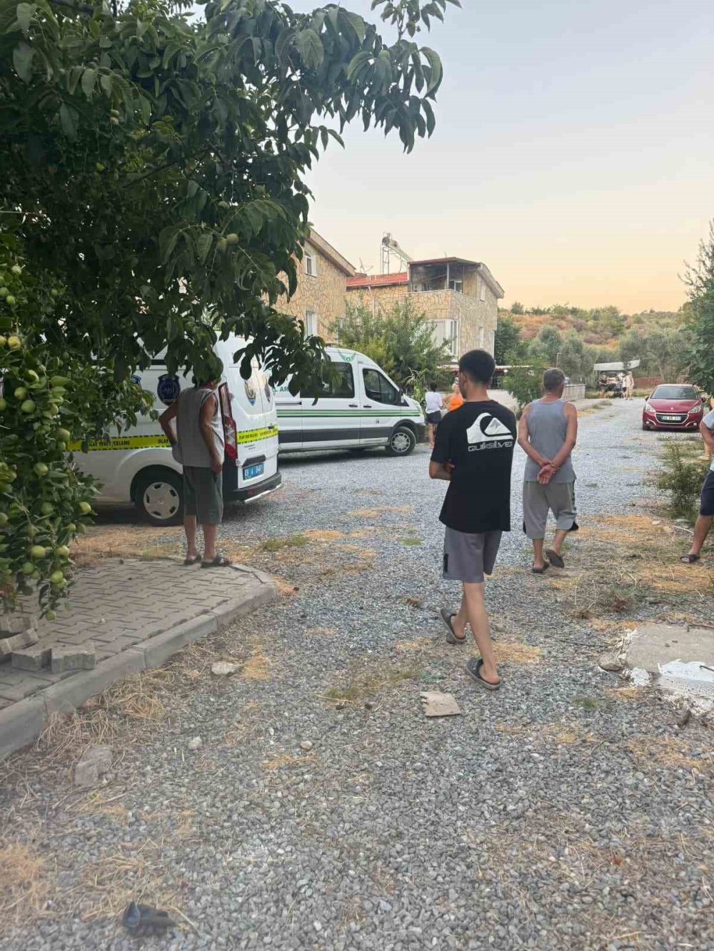 Tamir için çıktığı çatıdan düşerek öldü