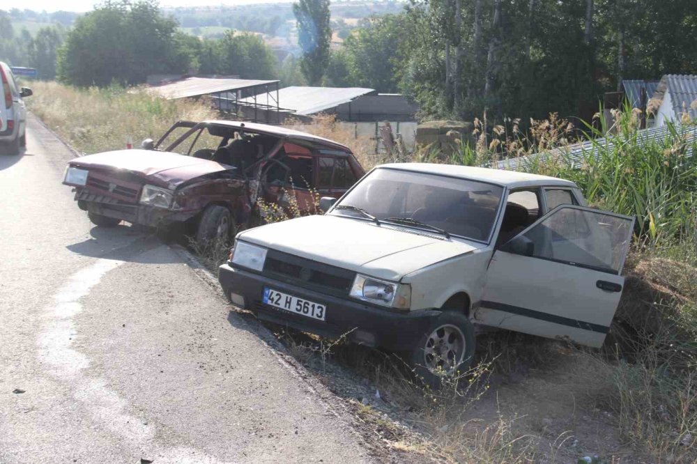 Konya'da otomobil emniyet şeridindeki otomobile çarptı: 2 yaralı