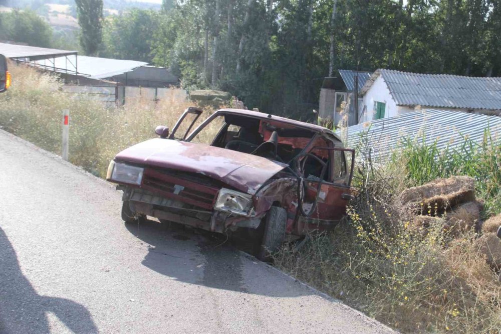 Konya'da otomobil emniyet şeridindeki otomobile çarptı: 2 yaralı