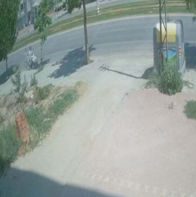 Konya'da motosiklet sürücüsü ağır yaralandı; feci kaza kamerada