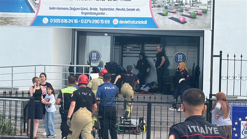 Lokalin asma tavanı çöktü